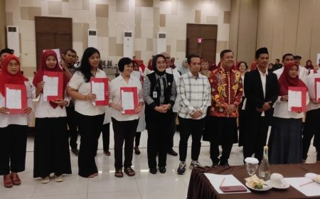 Penyerahan Sertifikat Halal kepada UMK Binaan HCCM Ngawi oleh Wakil Bupati