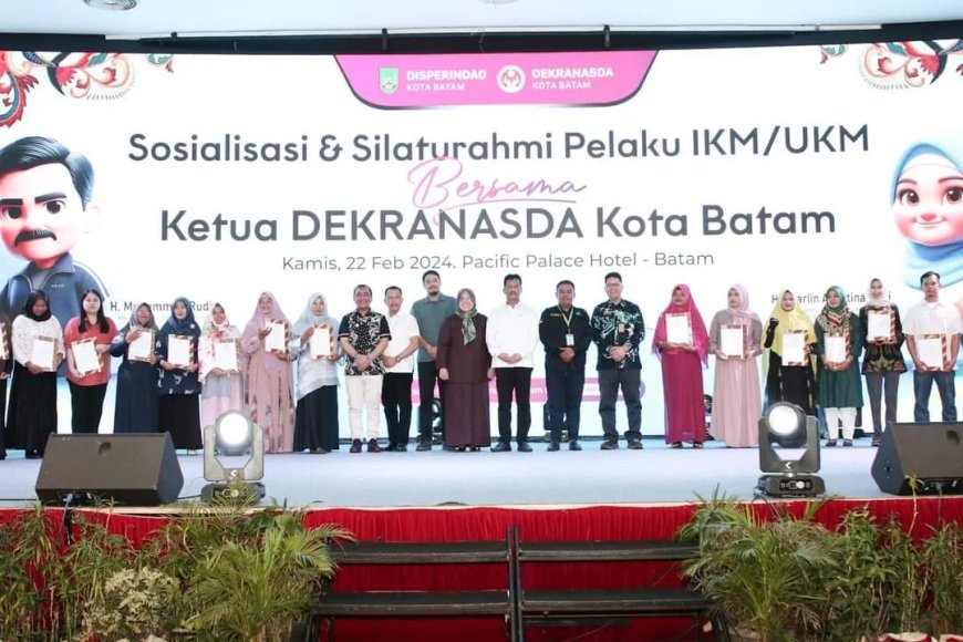 Penyerahan Sertifikat Halal Binaan HCCM dan Silaturahmi IKM/UKM Dekranasda Kota Batam yang dilaksanakan oleh Dinas Perindustrian dan Perdagangan Kota Batam
